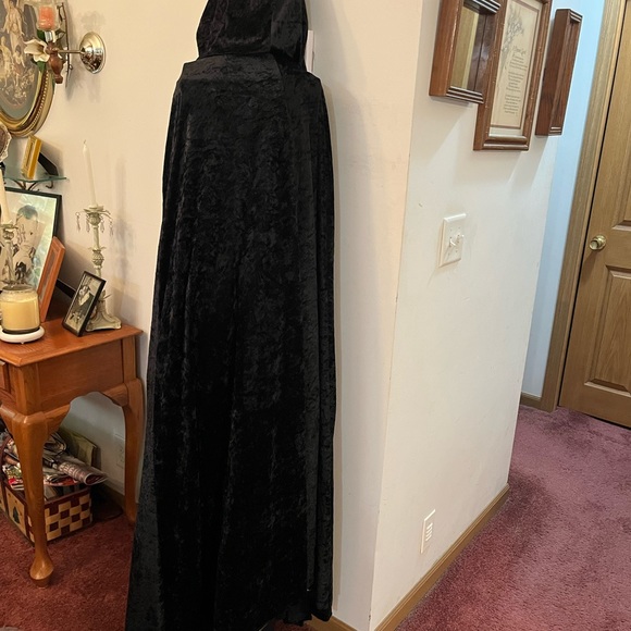 Hallowed costume used 5 pieces in all - Picture 9 of 15